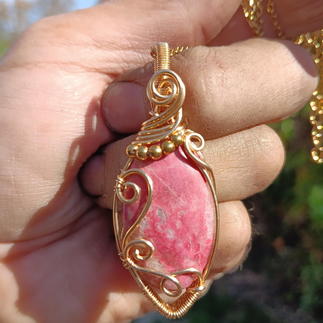 Pendentif Rodhonite en cuivre dorée 
