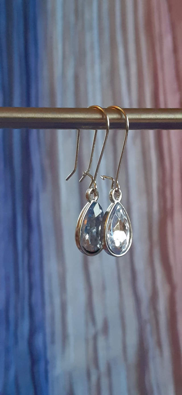 Laas Boucles d'oreilles pendantes, argentées, incrustée perle à facettes, aspect diamant, existe en bleu, rouge, prune, bleu saphir, rose fuchsia.