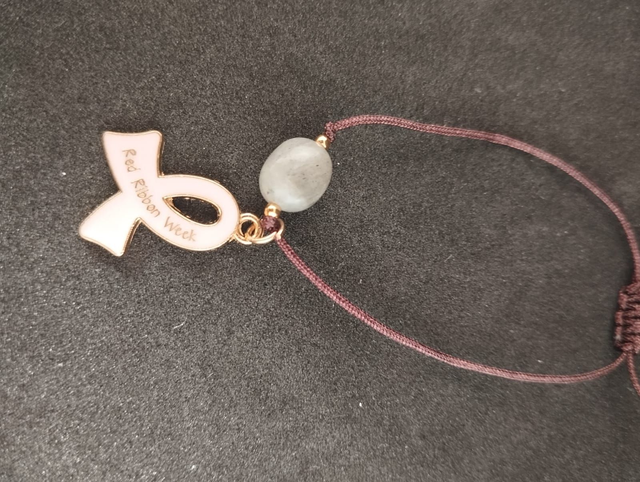 Bracelet en Aventurine &amp; Breloque Octobre Rose – Fermeture Macramé