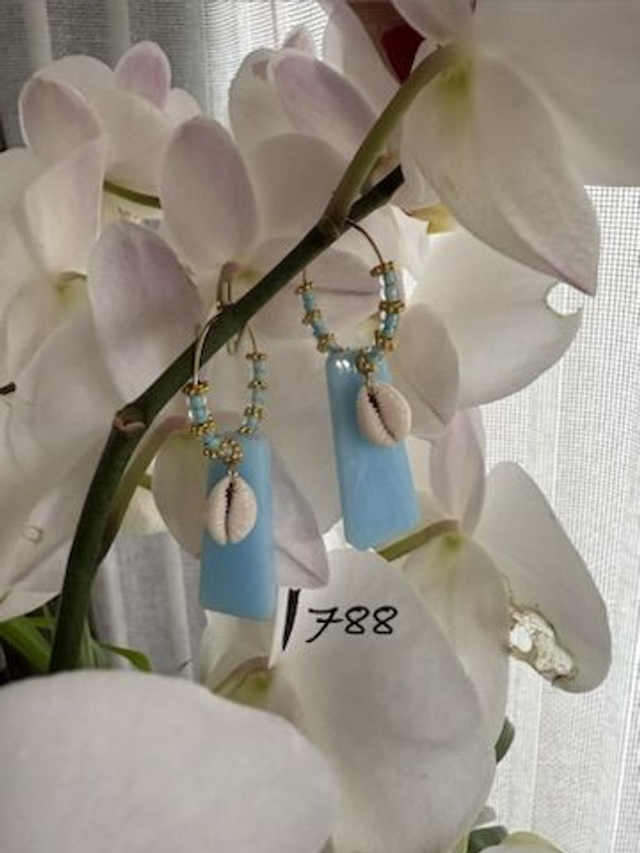 💙 Boucles d’oreilles créoles bleu pastel & coquillage – Réf : 788