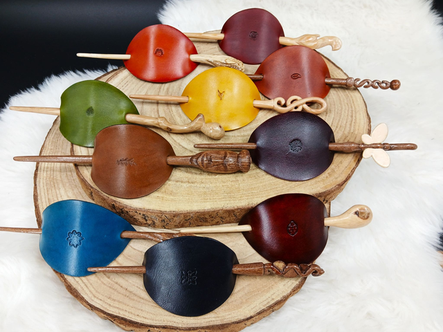 Ostara, barrettes en cuir et bois