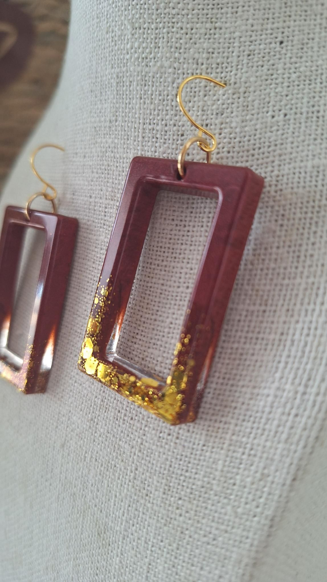 Boucles oreilles bordeaux et paillettes dorées 