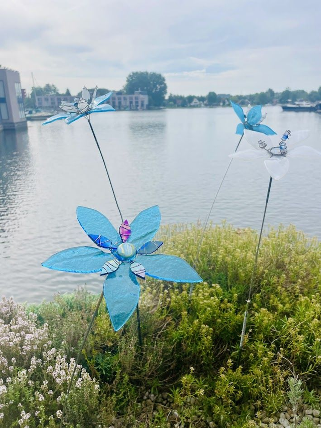 Luxe Glazen Tuinsteker Kobaltblauw - Handgemaakte Bloemenkunst - Unieke Glasfusing Decoratie voor Tuin of Vaas