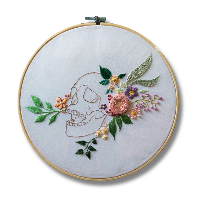 Broderie décorative, motif crâne humain fleuri
