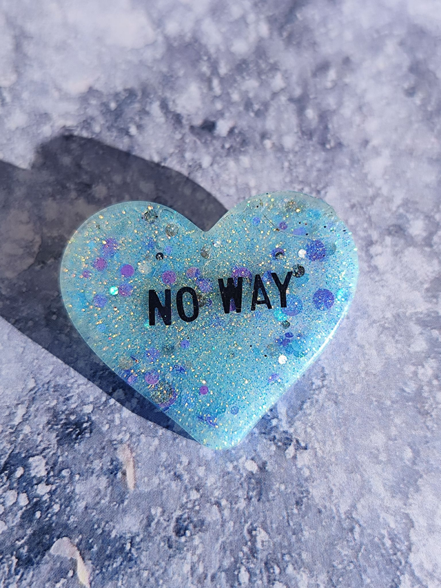 Broche cœur à paillettes - message : NO WAY
