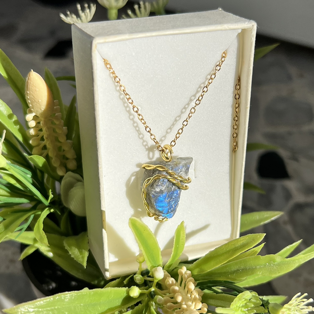 COLLANA CON PENDENTE : Labradorite squama blu grezza , prov: Finlandia 🇫🇮, acciaio inox 