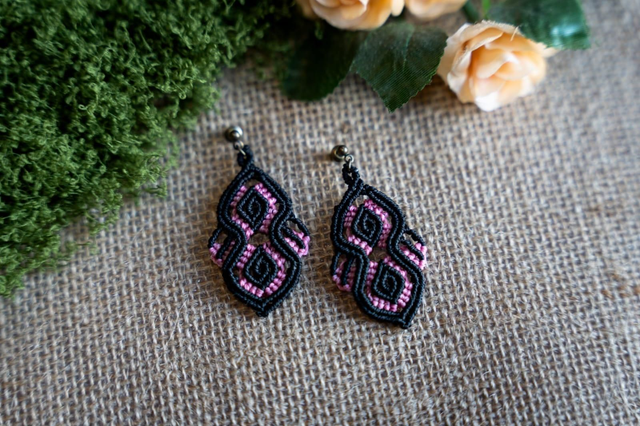 Parure de bijoux en micro-macramé rose et noir