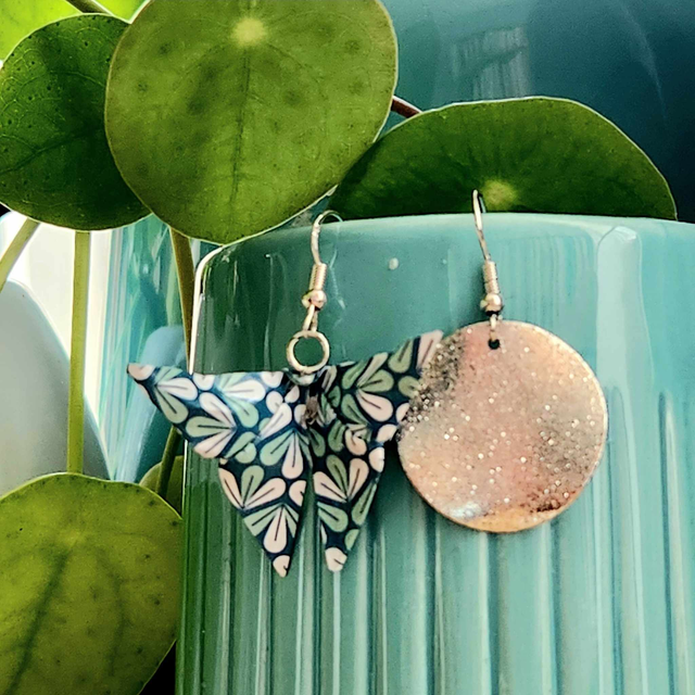 • LES DIFFÉRENTES – boucles d&amp;#039;oreilles asymétriques en origami