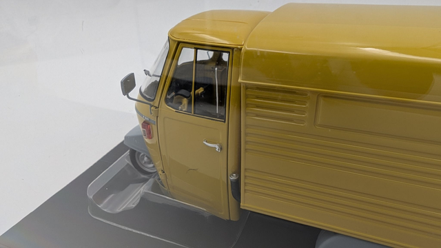 Piaggio Ape P501 year 1979 - 1:18