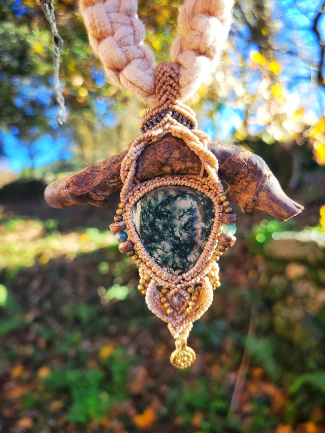Collier branche de vigne et agate mousse