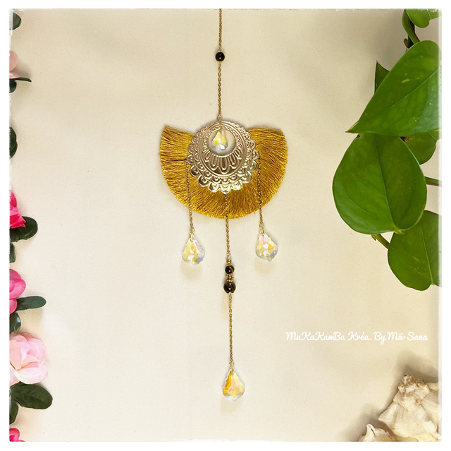 Attrape-soleil pompon – acier doré & pierres naturelles