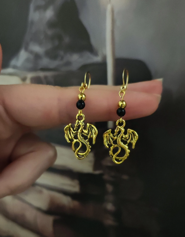 Boucles d&#039;oreilles dragon dorées
