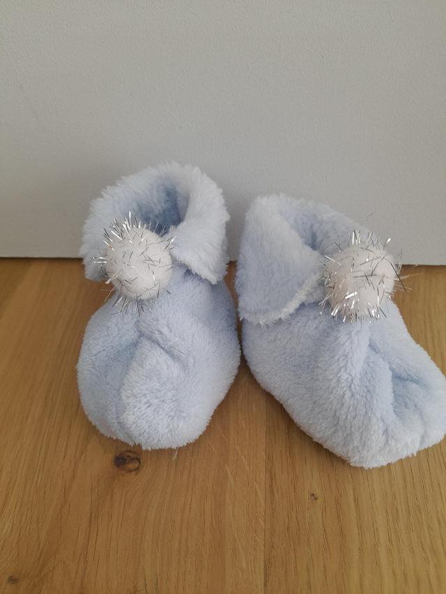 Chaussons bébé bleu à pompon blanc