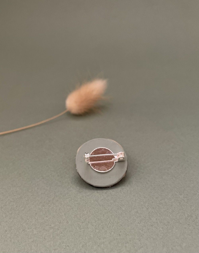 Broche ronde gris foncé oiseau en carton et tissu imprimé