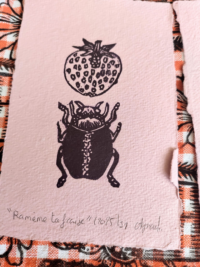 linogravure " Ramène ta fraise", scarabées et fraises 10X15 cm