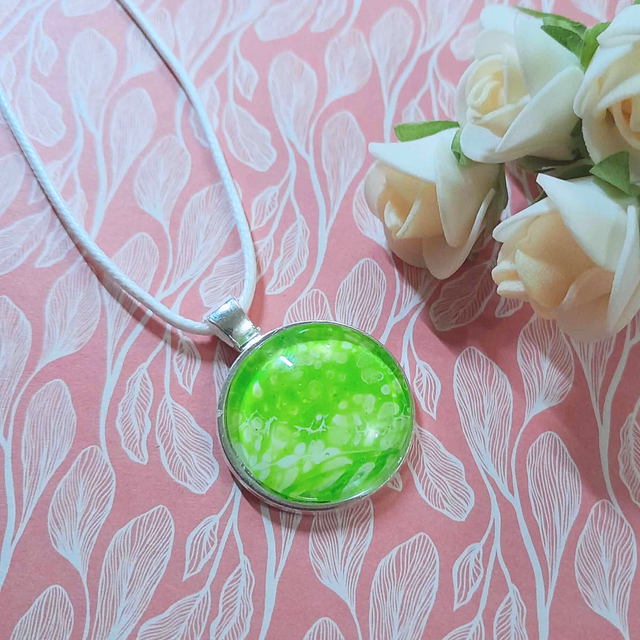 SHANA – Collier – Métal argenté – Vert et blanc