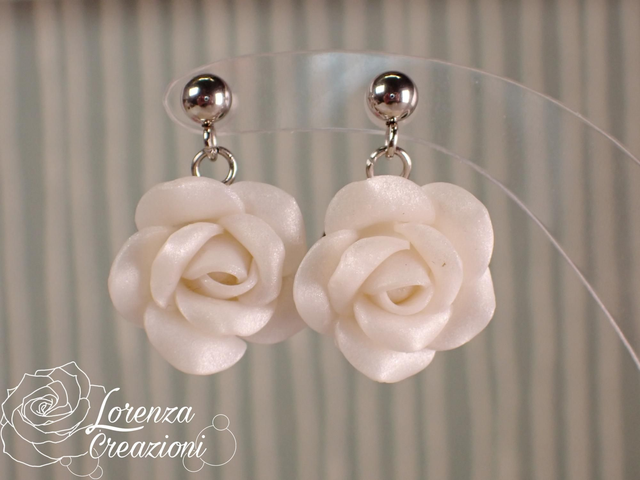 Orecchini pendenti rose bianco perla
