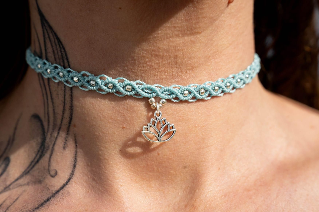 Ras de cou en micro-macramé vert d&#039;eau et pendentif Fleur de Lotus argenté 
