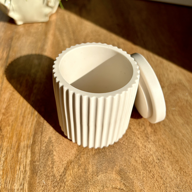 Pot avec couvercle rayé 