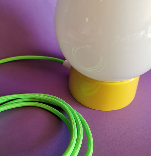 Lampe salon chevet bureau vintage opaline blanche "Jaune"