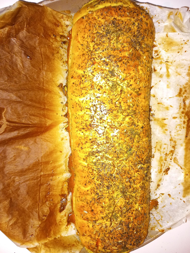 Un jolie feuillete à la viande de bœuf ail échalotes oignons œufs moutardes et cury  sel poivre persil thym et basilic et feuillete de fenouil