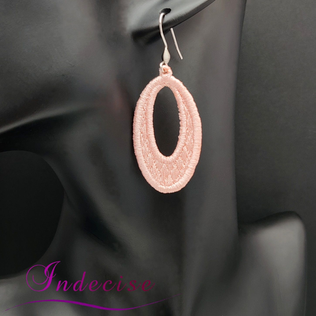 Boucles d'oreilles rose poudré, broderie en machine - Créations issues de l'artisanat français par Indecise