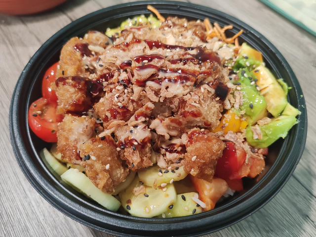 Poke bowl tempura crevettes 