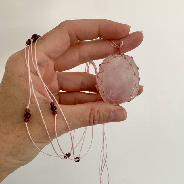 Sautoir, Quartz rose naturel, micro-macramé