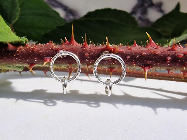 Halo hammered 925 Silver 9mm round ring stud earrings with 1 x Smooth silver spinning ring element. Butterfly backs. 1 x Pr