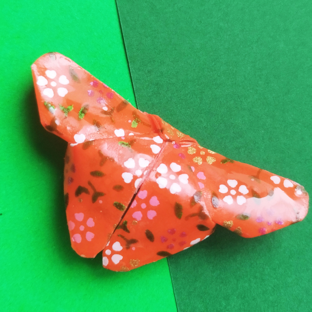 Broche en forme de papillon de couleur orange