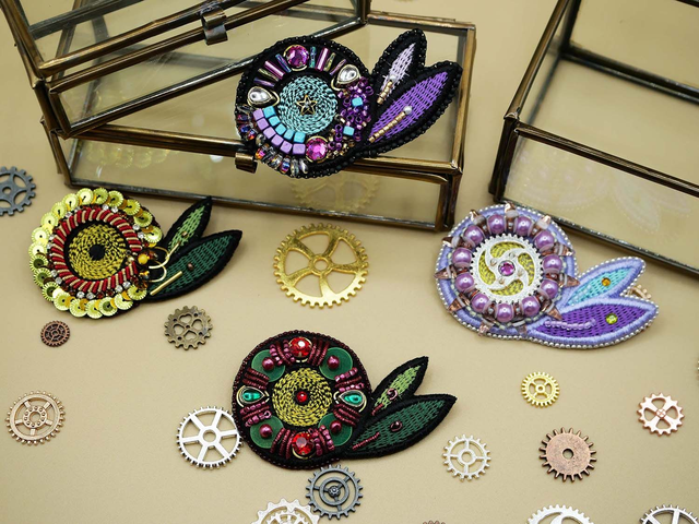 Dahlia (Broche brodée main et machine)