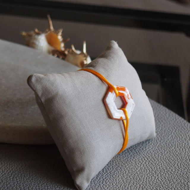  Bracelet artisanal bohème coquillage coloré orange avec touche nacrée