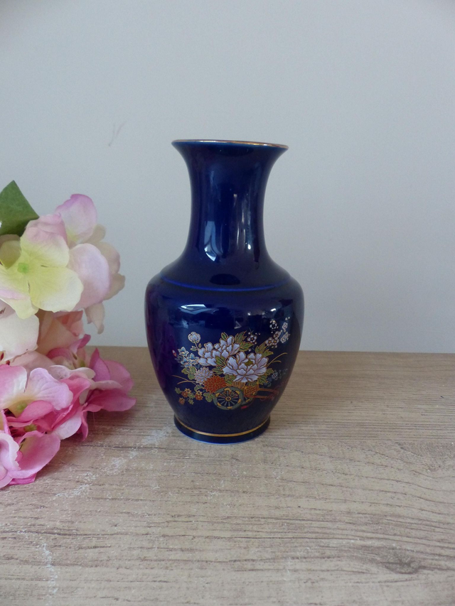 Petit vase style japonais bleu cobalt avec motif charette de fleurs, décoration intérieur maison abondance, richesse, chance, cadeau