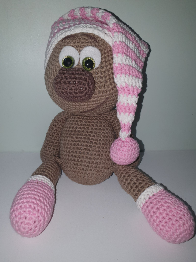 Camille l'ourson aux yeux verts avec chaussettes et bonnet de nuit (grand modèle)