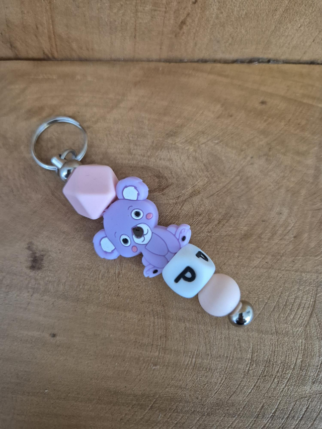Porte clef panda violet lettre P