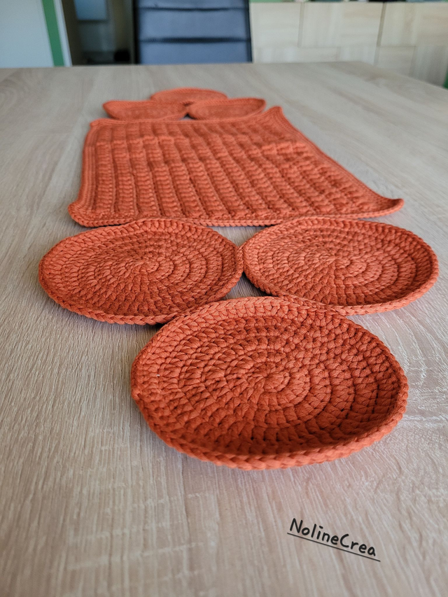 Chemin de table au crochet orange