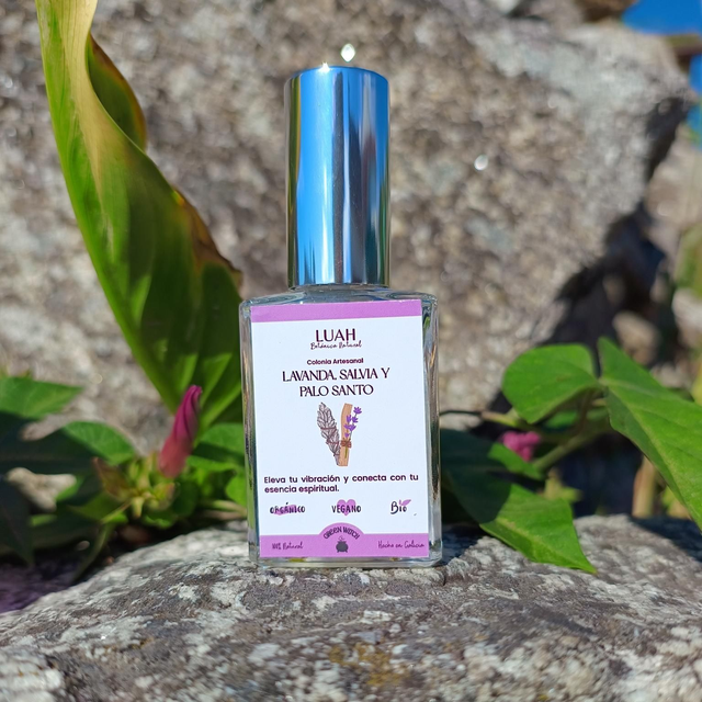 Colonia artesanal de lavanda, palo santo y salvia blanca.