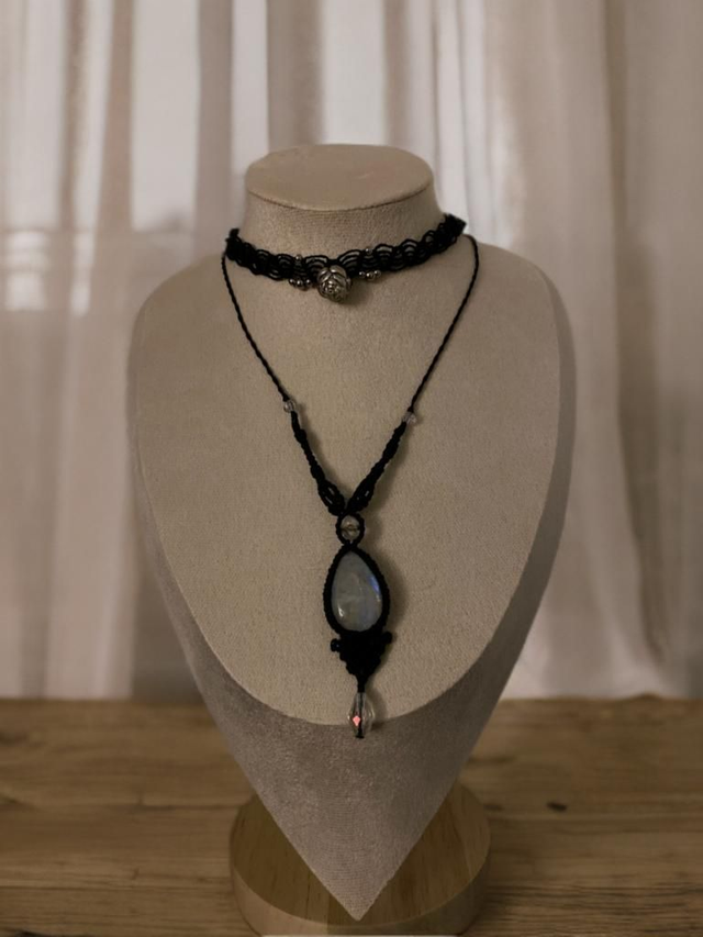 Collier réglable "lune étreinte"