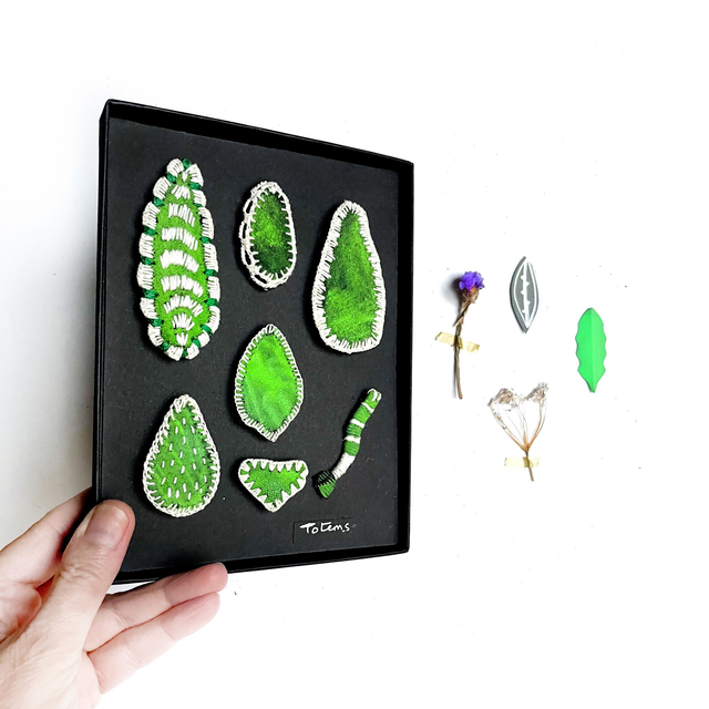 Tableau textile peint et brodé à motif végétal