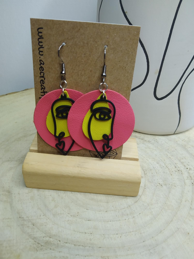 Boucles d&#039;oreilles line art cuir rose 