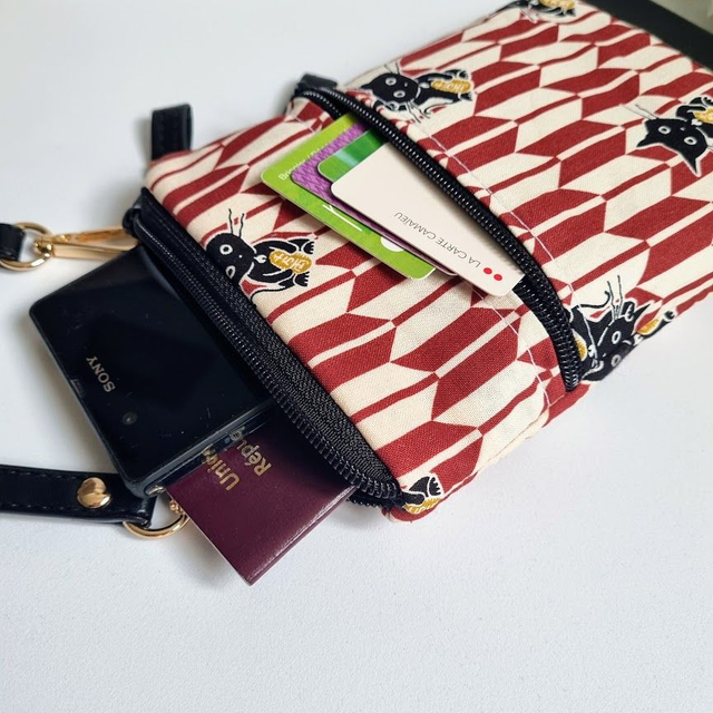 Mini-sac pour téléphone "Maneki" blanc noir & simili cuir noir