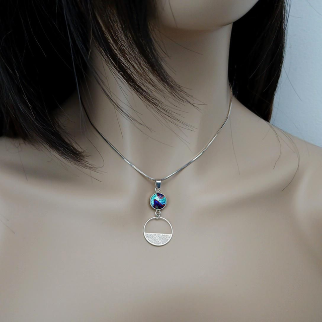 Collier "Cercle Martelé" en émail sur cuivre et sur feuille d'argent