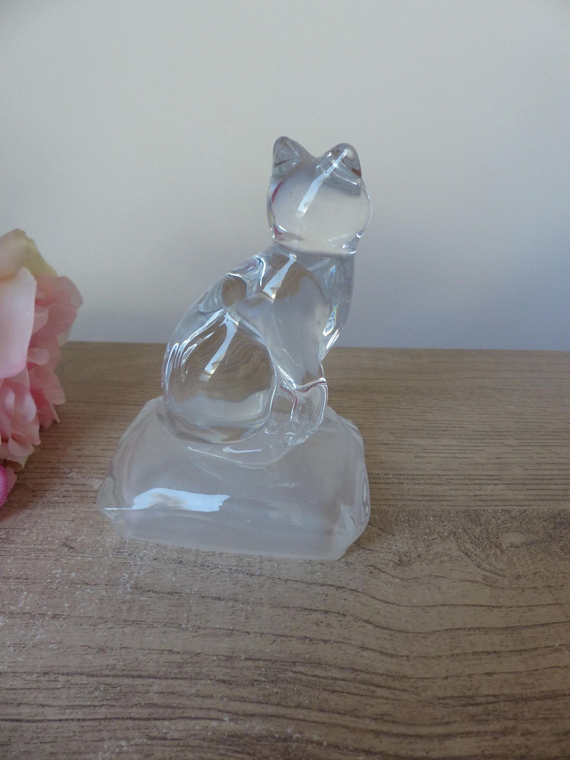 Figurine chat en verre sur coussin Cristal d'Arques en verre dépoli, Collection animal chat en verre vintage, Presse papier chat en verre