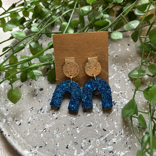 Boucles d’oreilles résine bleues et dorées à paillettes 