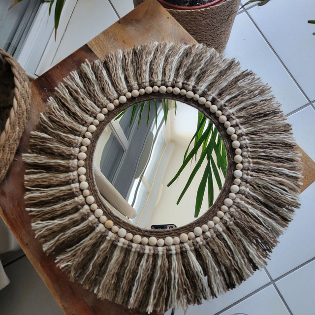 Miroir rond en corde de jute naturelle et perles bois.