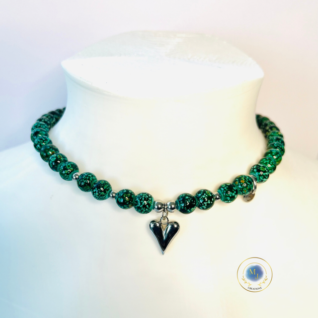 Handgemaakte Ketting met Groene Glaskralen & Hartbedel