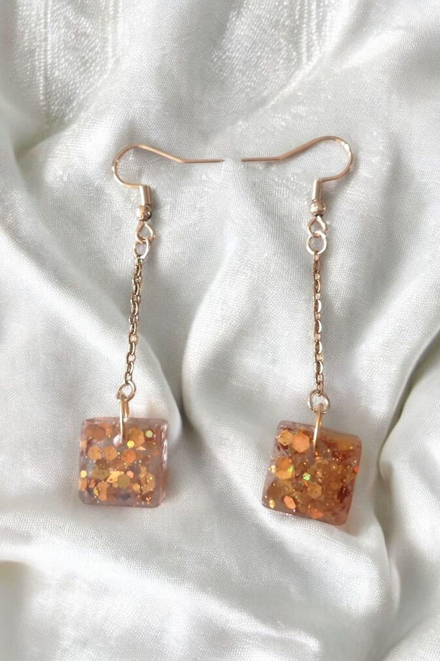 Boucles d'oreilles en résine uv, hypoallergénique fait main 