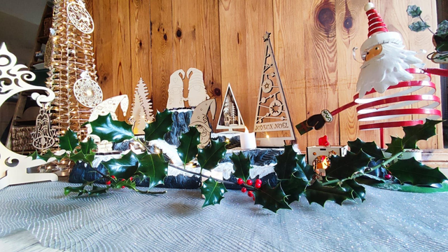 Sapin de Noël en bois géométrique découpé et gravé au laser