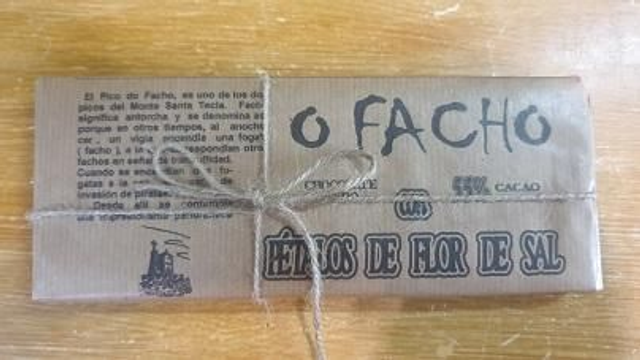 Chocolate puro 55% con Pétalos de Flor de Sal "O FACHO"