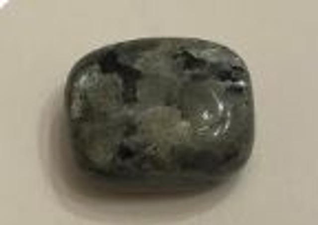 Pierre roulée en Spectrolite noire
